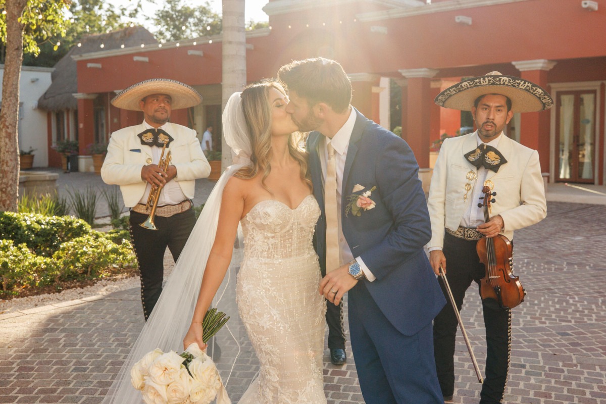 A tropical Riviera Maya wedding full of vibrant color