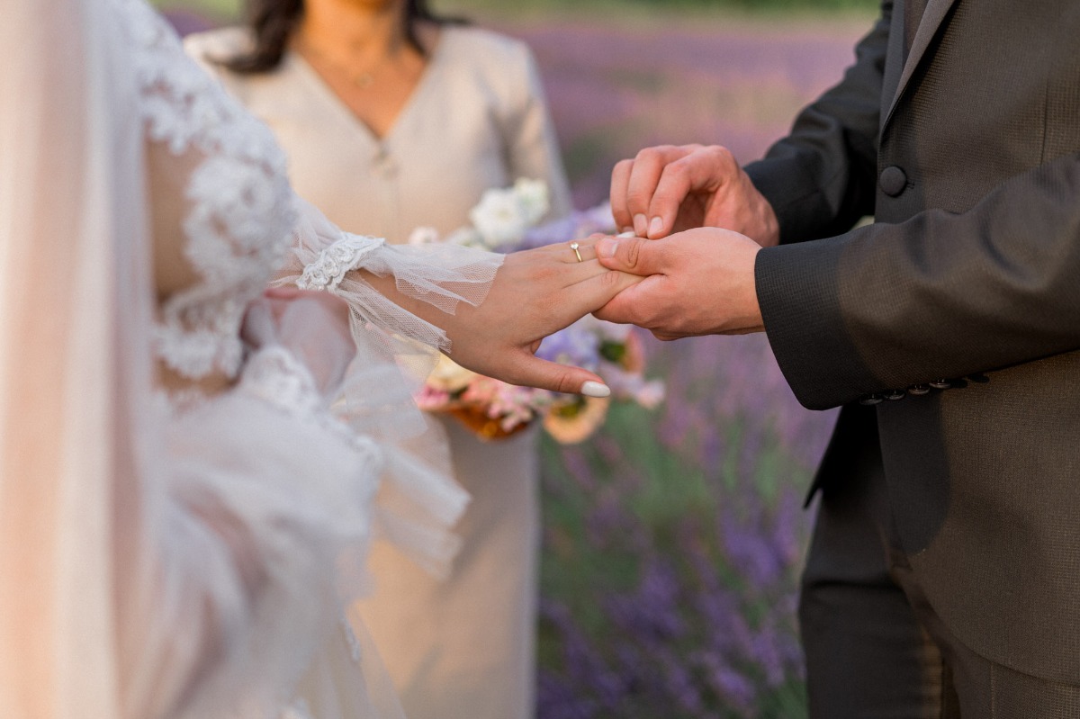 a-love-story-to-remember-purple-elopement-at-the-lavender-fields-of-provence-38