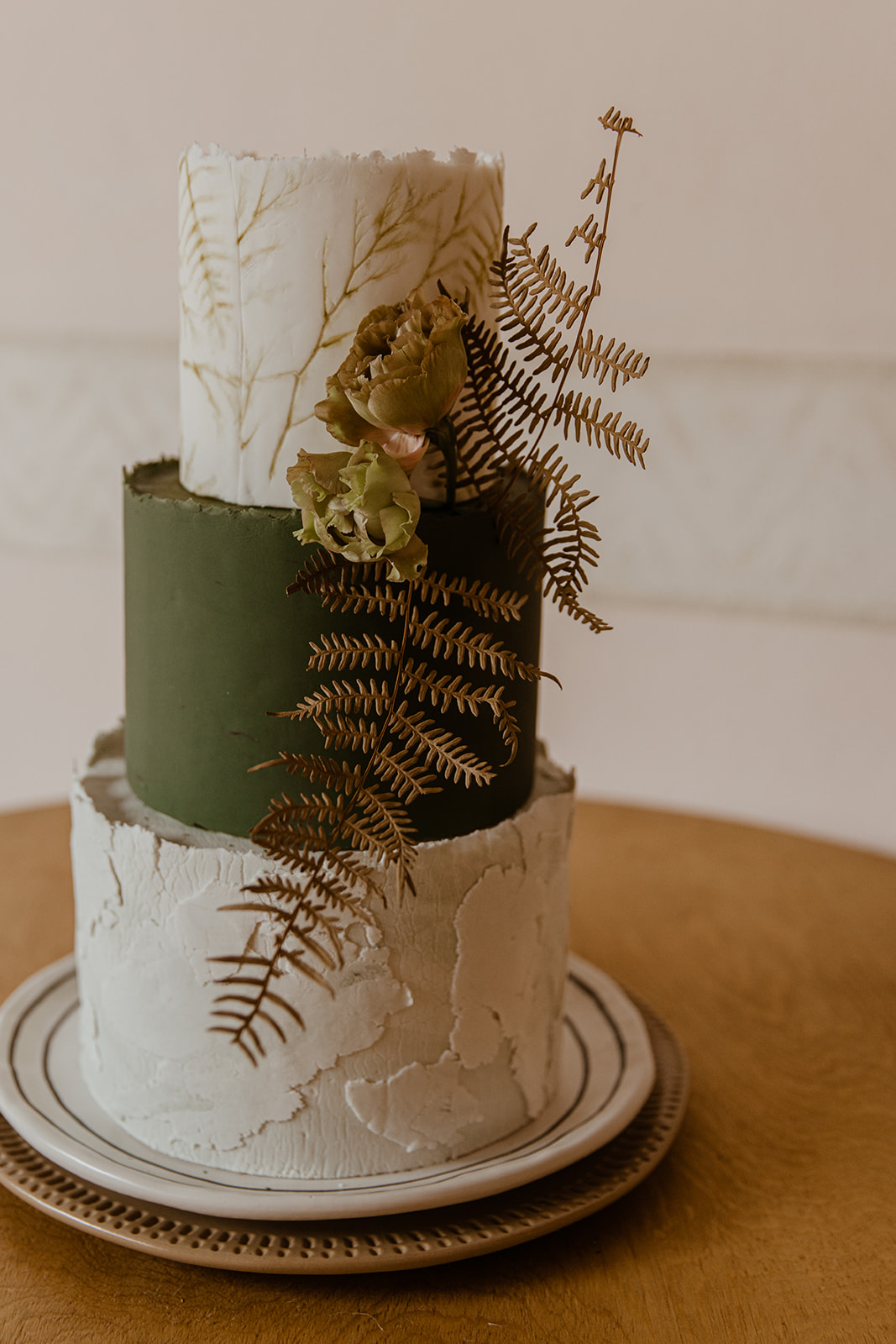 jungle-themed wedding cake