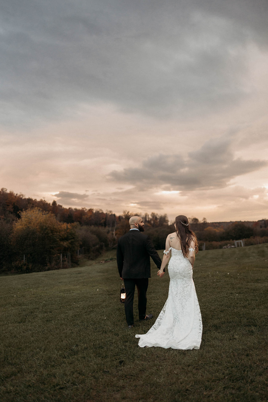 kimberly-archambault-photography-halloween-inspired-wedding-at-an-elderberry-farm-in-quebec-110