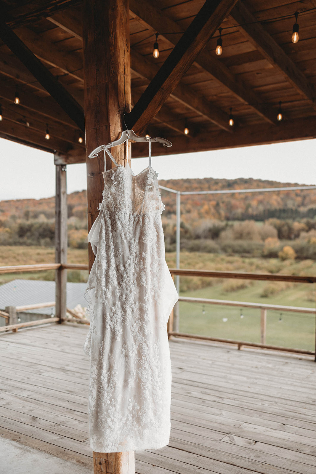 kimberly-archambault-photography-halloween-inspired-wedding-at-an-elderberry-farm-in-quebec-21