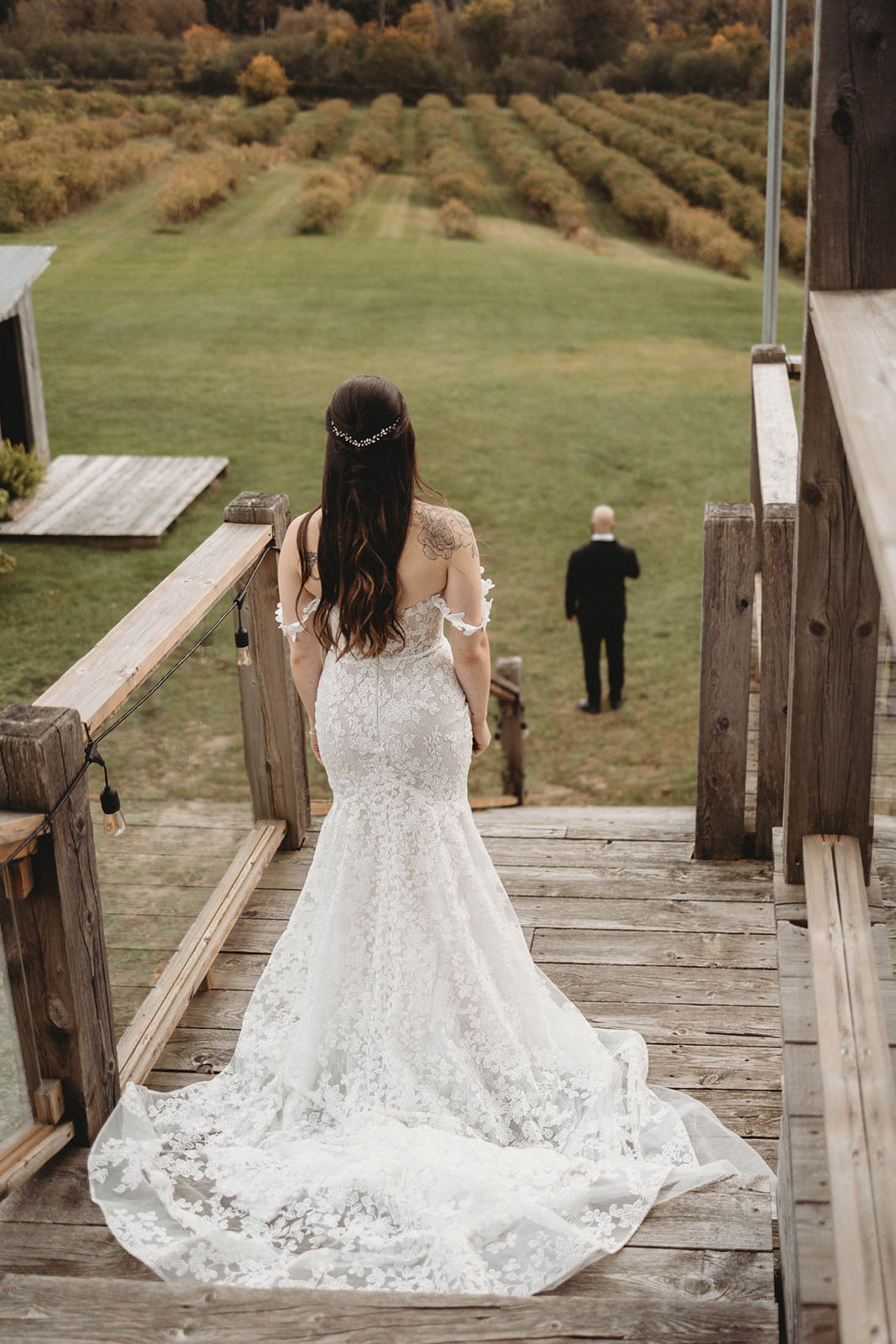 kimberly-archambault-photography-halloween-inspired-wedding-at-an-elderberry-farm-in-quebec-24