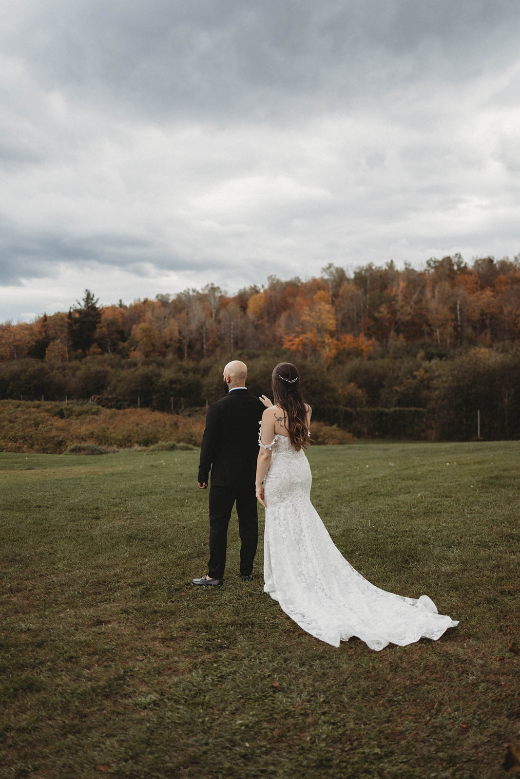 kimberly-archambault-photography-halloween-inspired-wedding-at-an-elderberry-farm-in-quebec-31