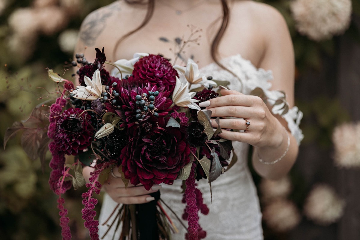 kimberly-archambault-photography-halloween-inspired-wedding-at-an-elderberry-farm-in-quebec-36