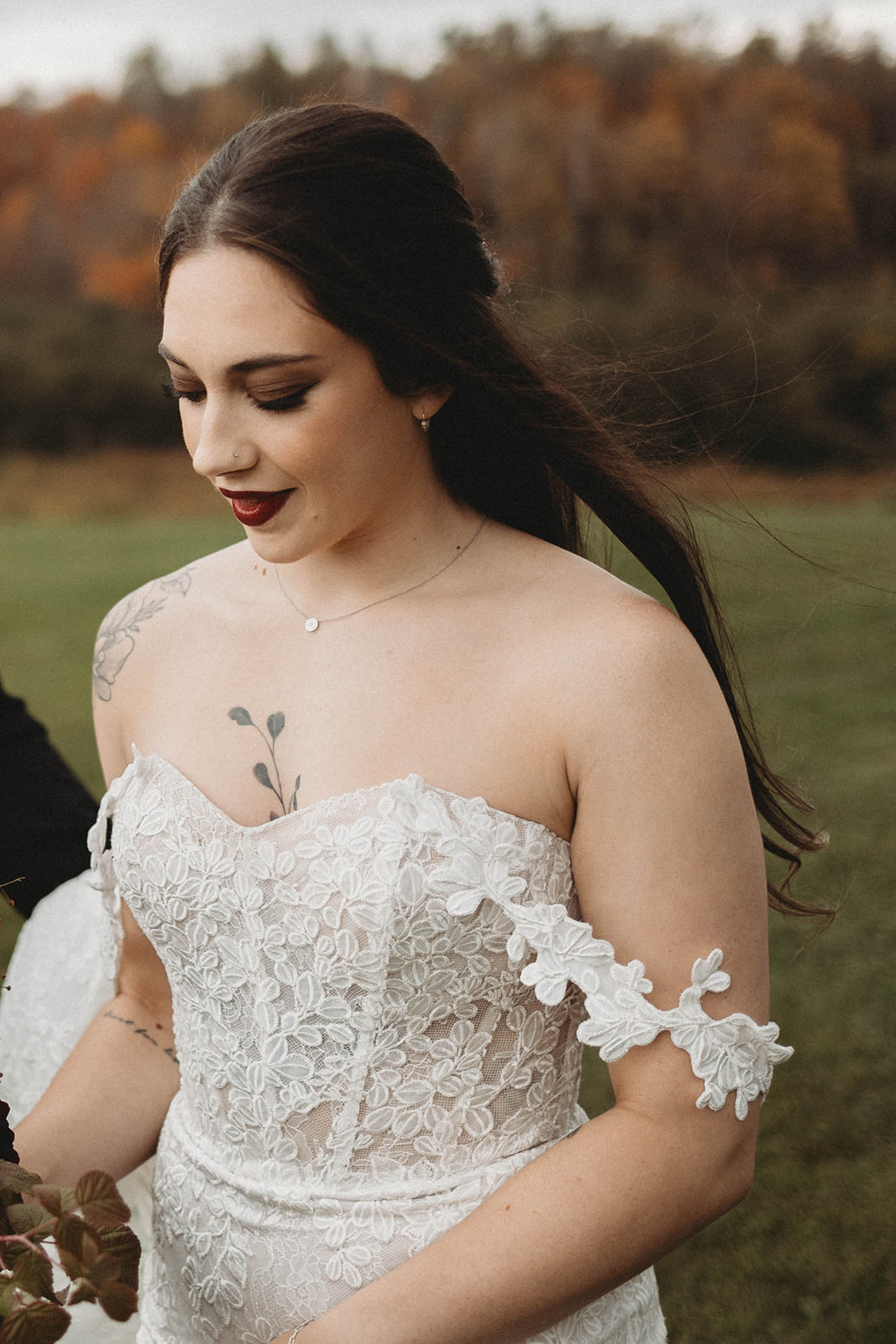 kimberly-archambault-photography-halloween-inspired-wedding-at-an-elderberry-farm-in-quebec-38