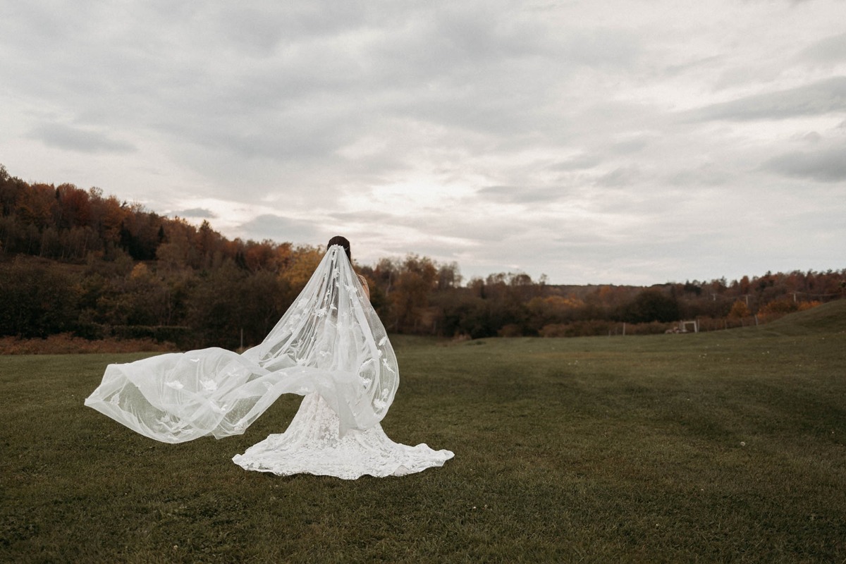 kimberly-archambault-photography-halloween-inspired-wedding-at-an-elderberry-farm-in-quebec-67