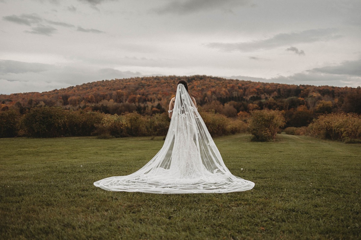 kimberly-archambault-photography-halloween-inspired-wedding-at-an-elderberry-farm-in-quebec-69