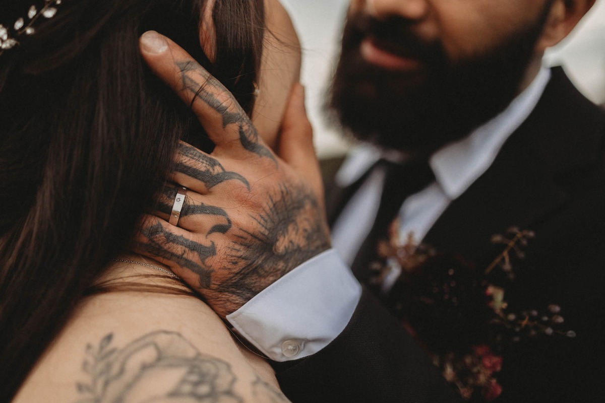 kimberly-archambault-photography-halloween-inspired-wedding-at-an-elderberry-farm-in-quebec-78