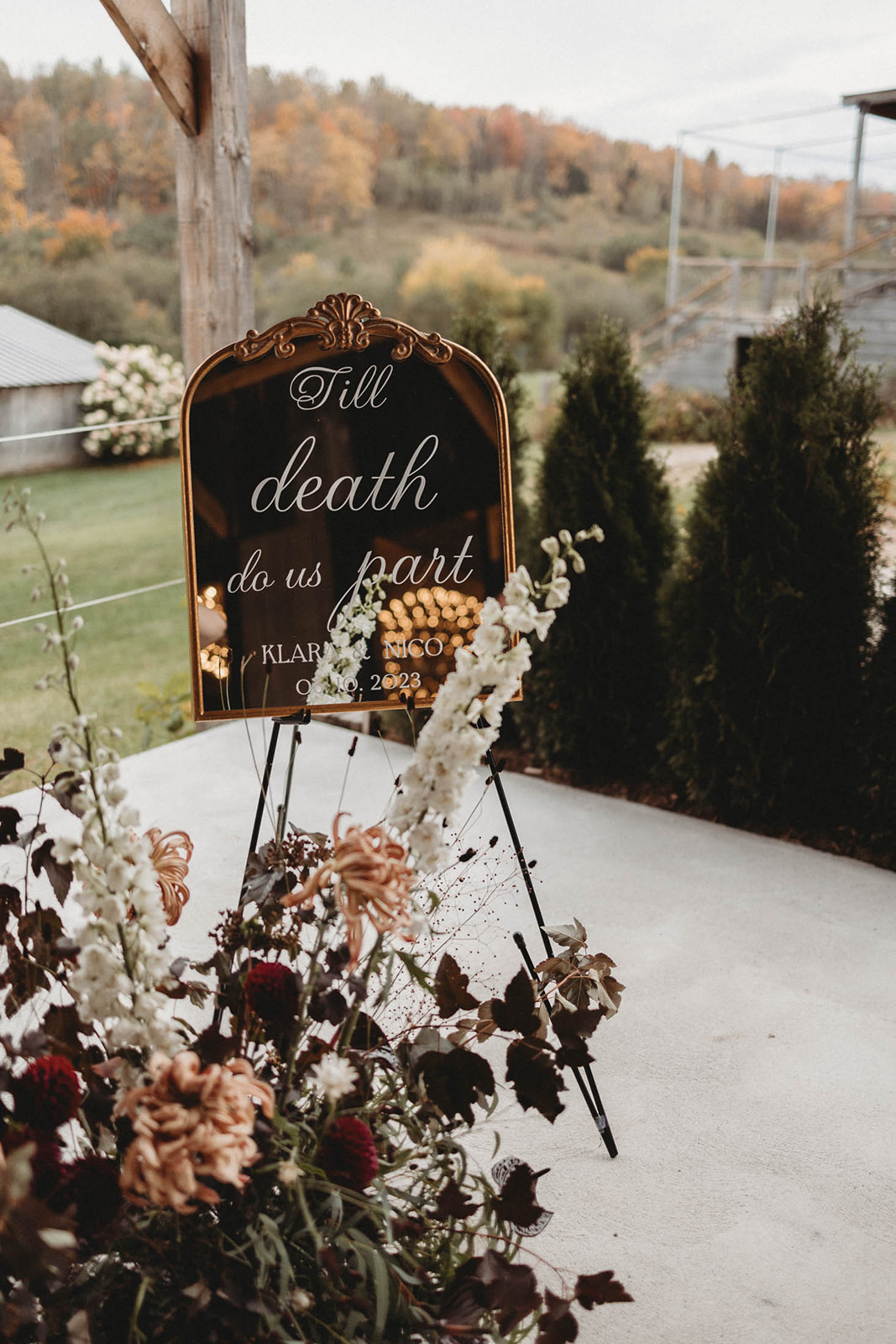 kimberly-archambault-photography-halloween-inspired-wedding-at-an-elderberry-farm-in-quebec-89