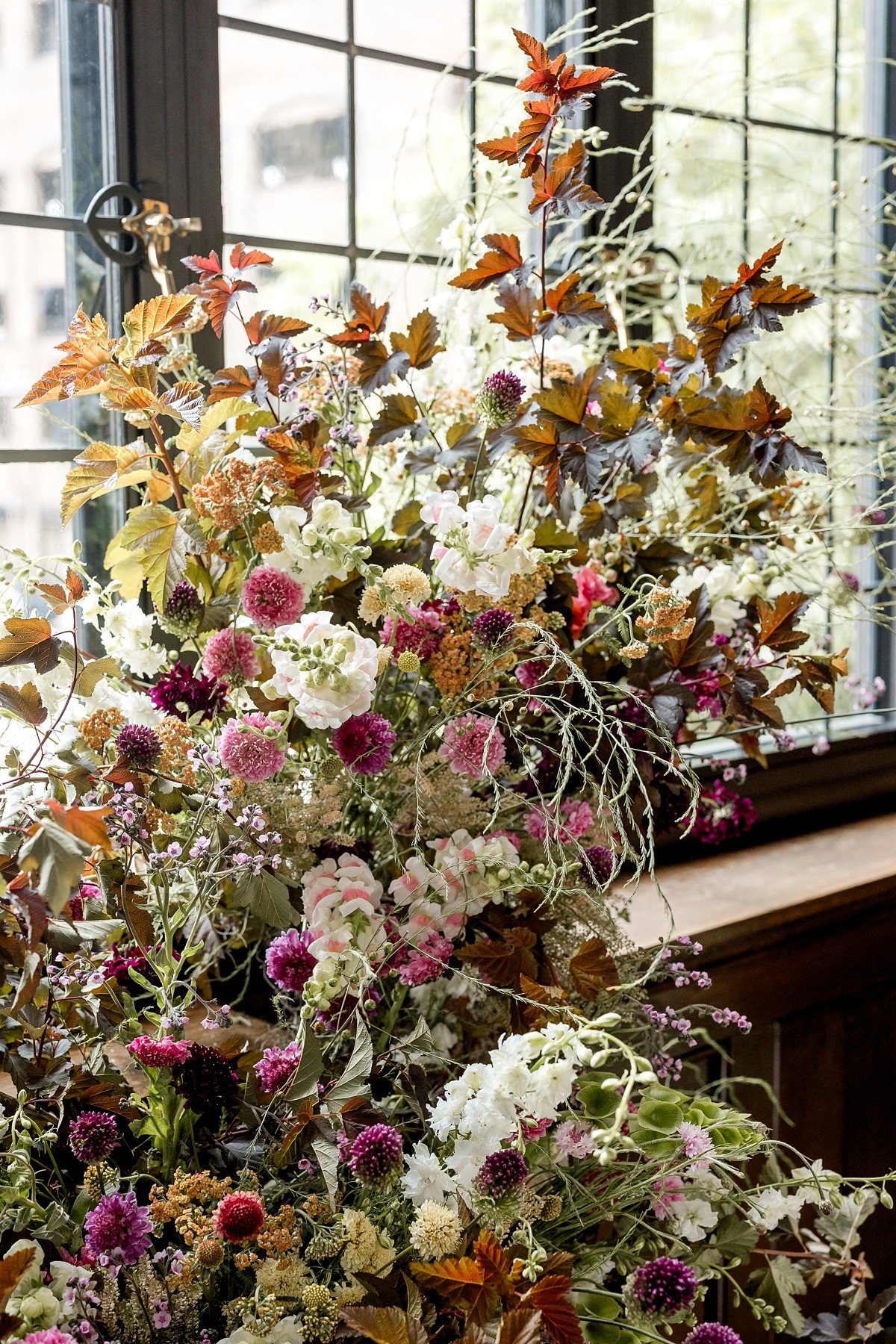 floral arrangements with leaves