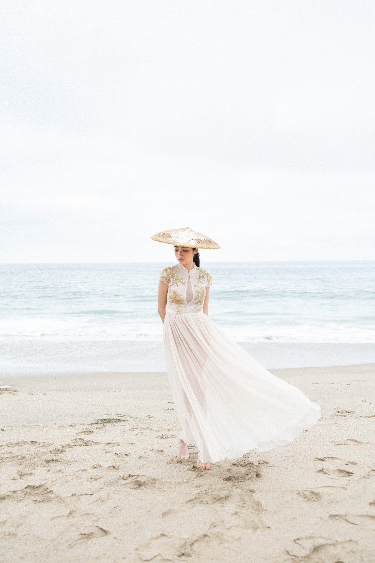 Traditional cheongsam wedding dress in white with gold