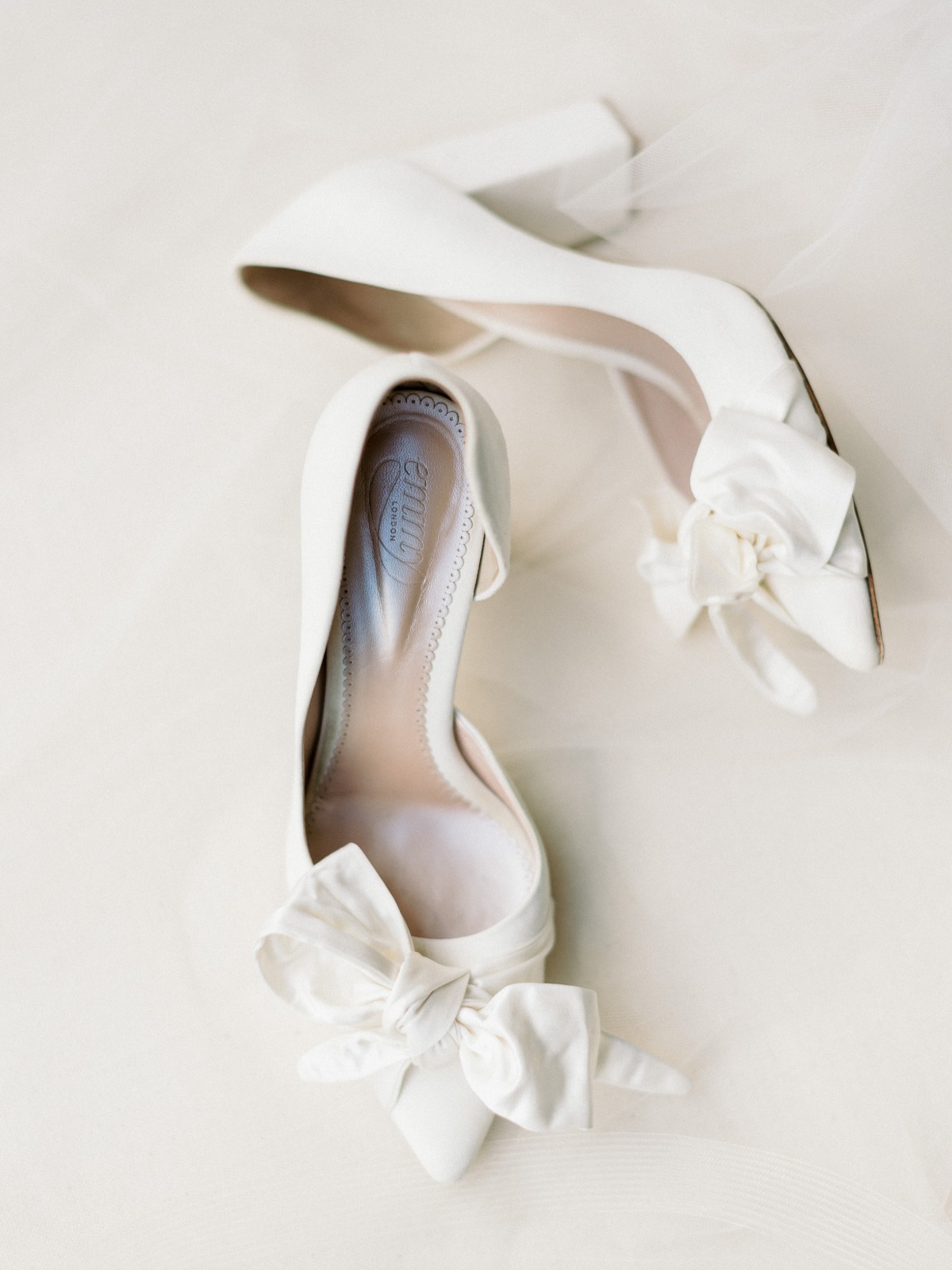 Gorgeous vintage design wedding heels in white with bow