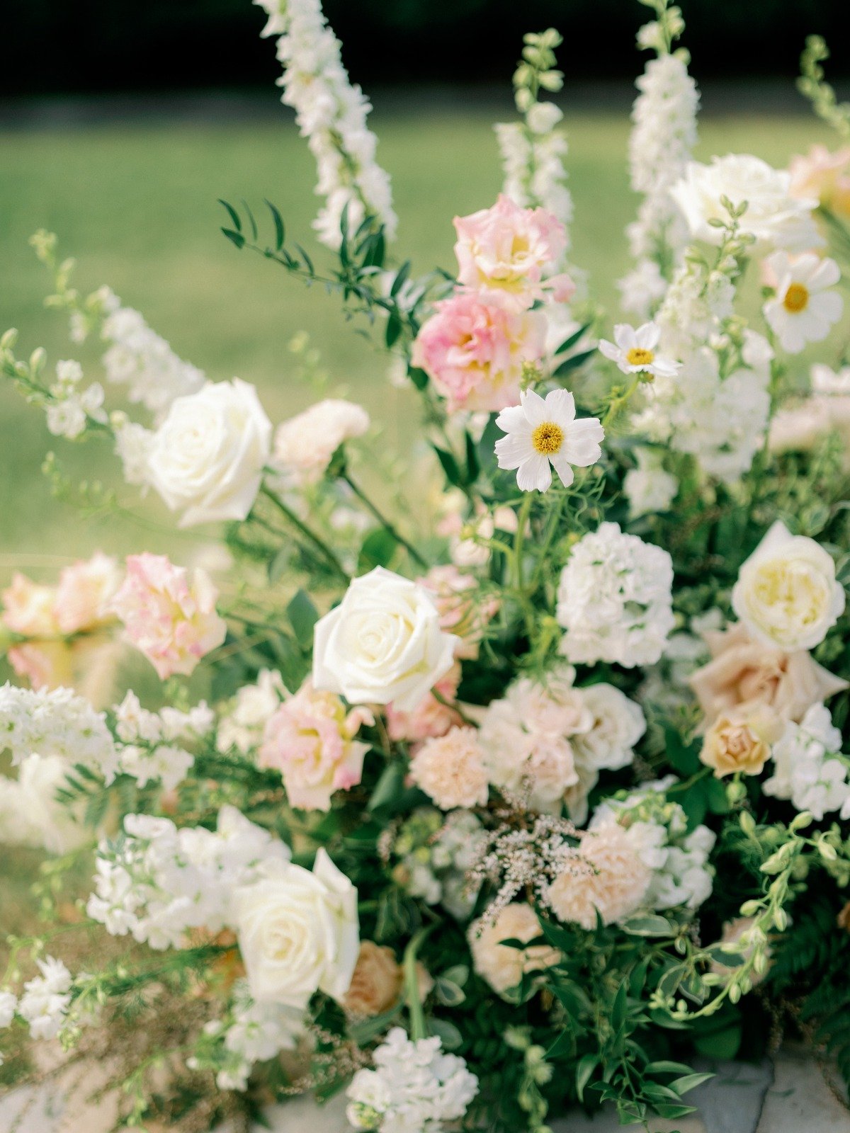 pastel wedding floral arrangement ideas