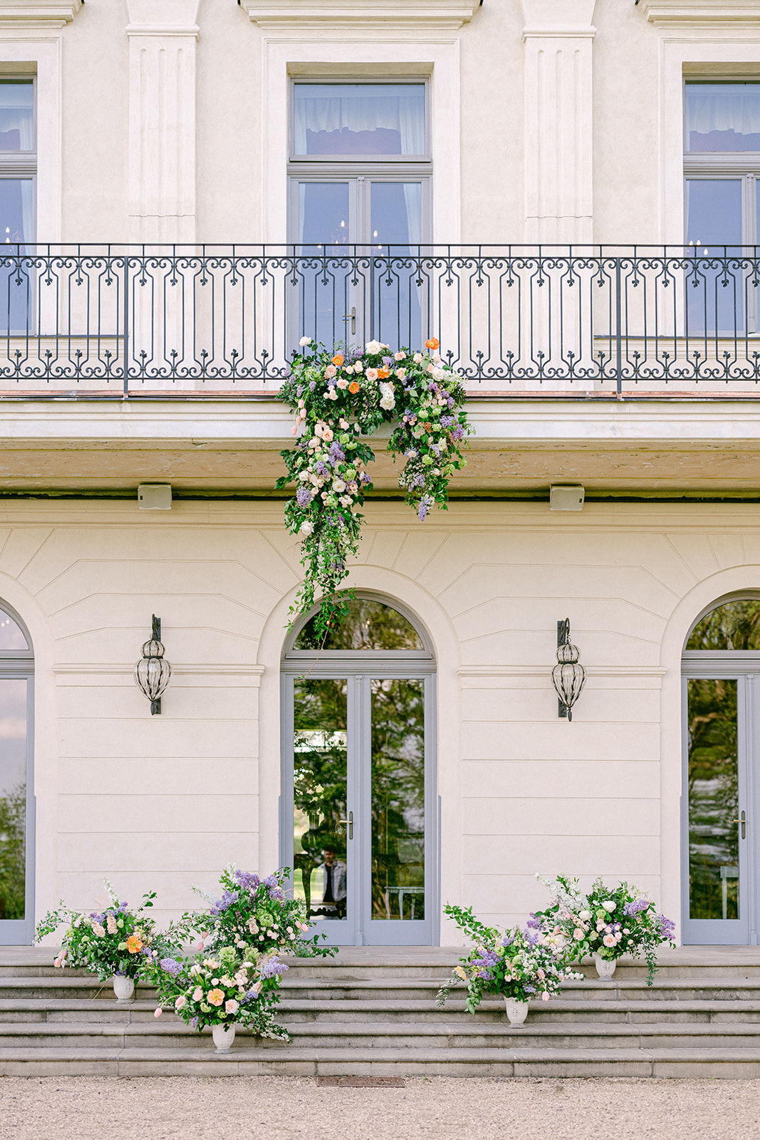 blue white and peachy orange wedding flowers