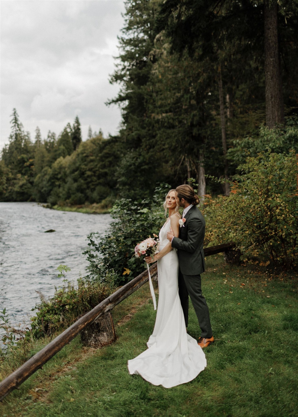 lakeside wedding in Oregon