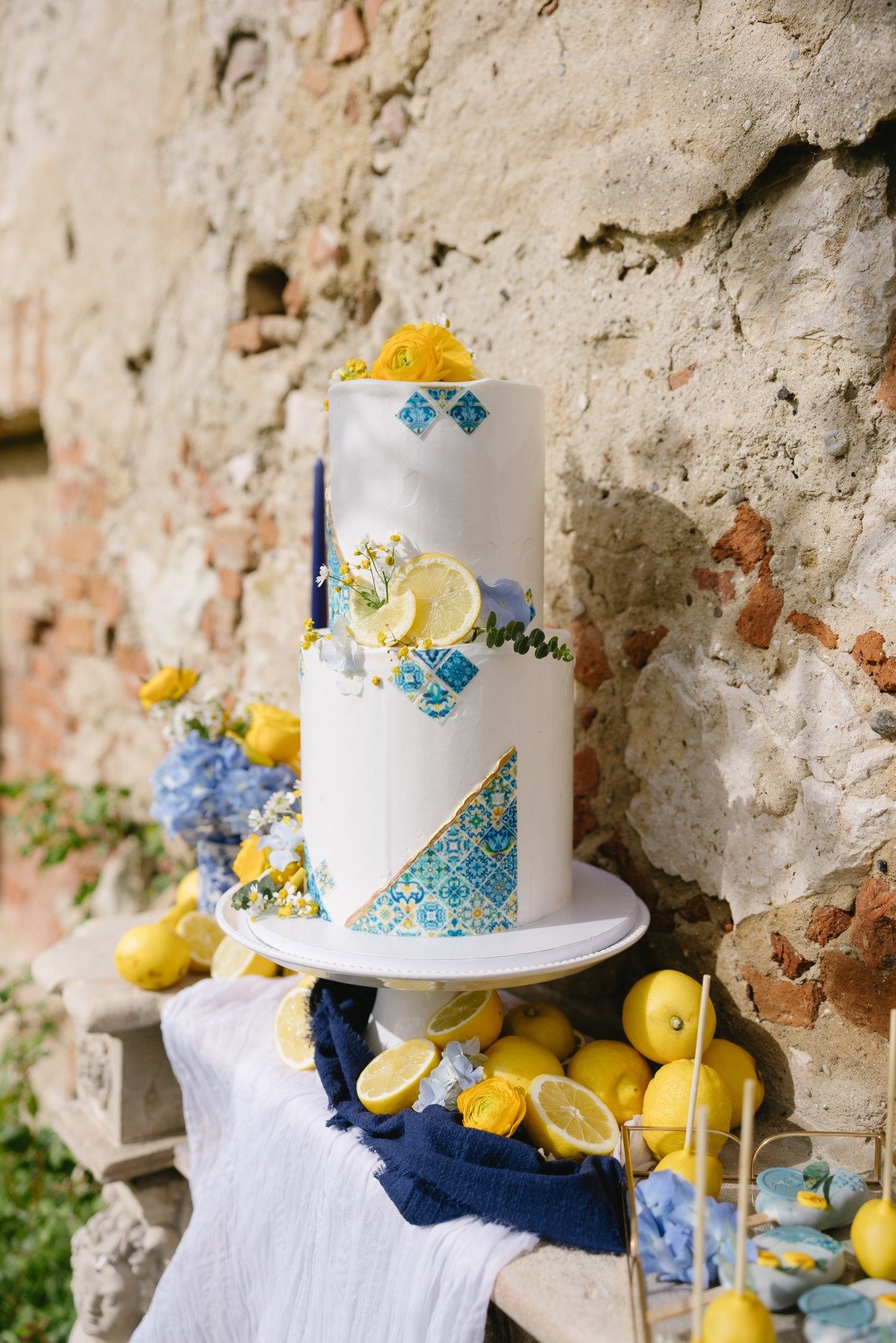 Mediterranean tile-inspired wedding cake