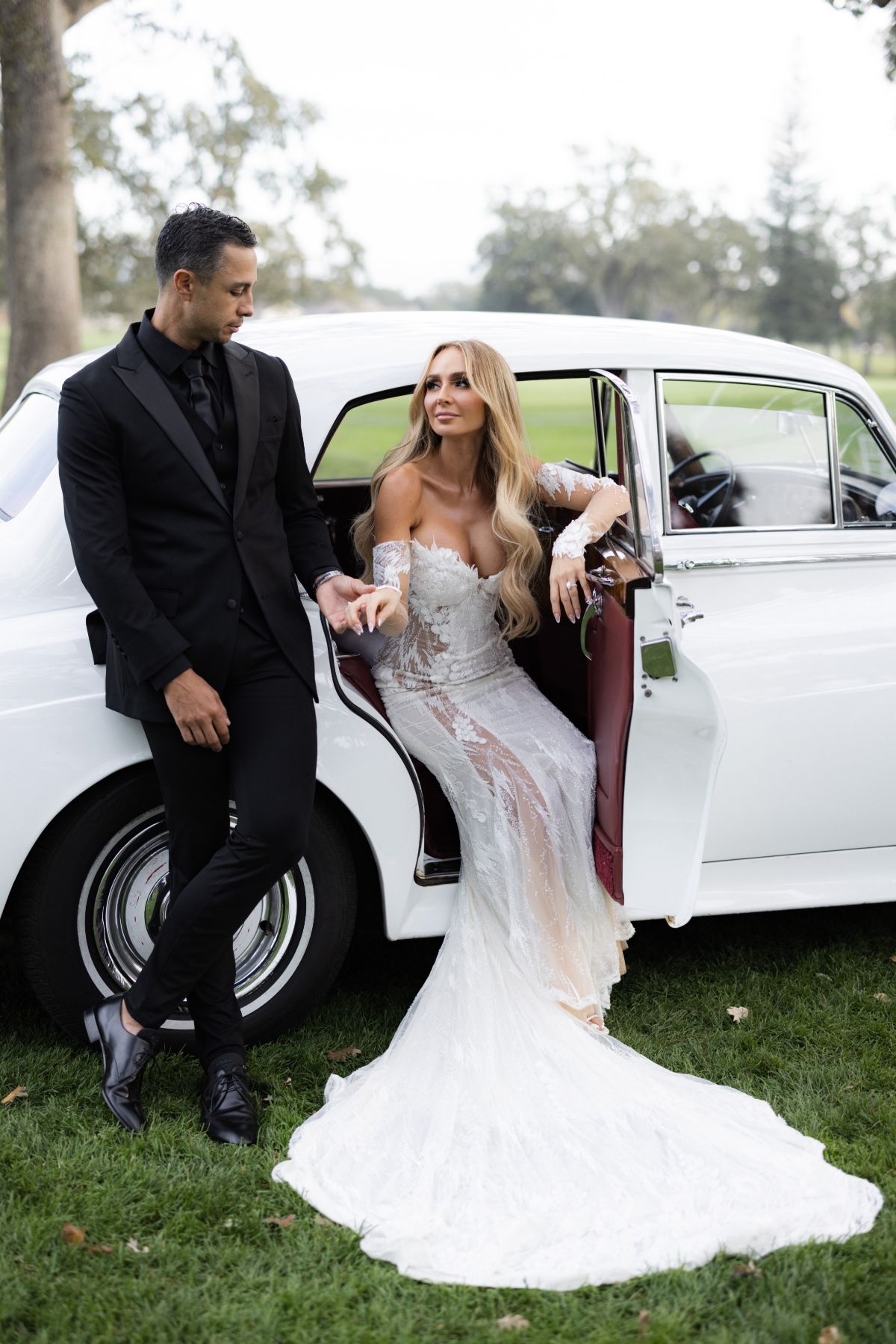 bride and groom with vintage car wedding photo ideas