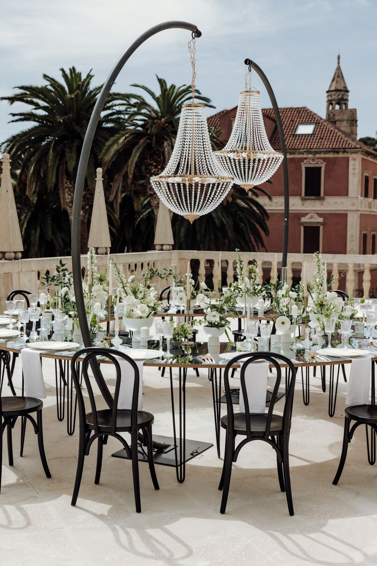 circle reception table with chandeliers