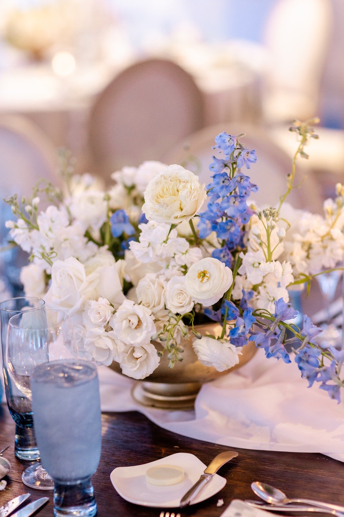 blue and white wedding reception flower arrangement