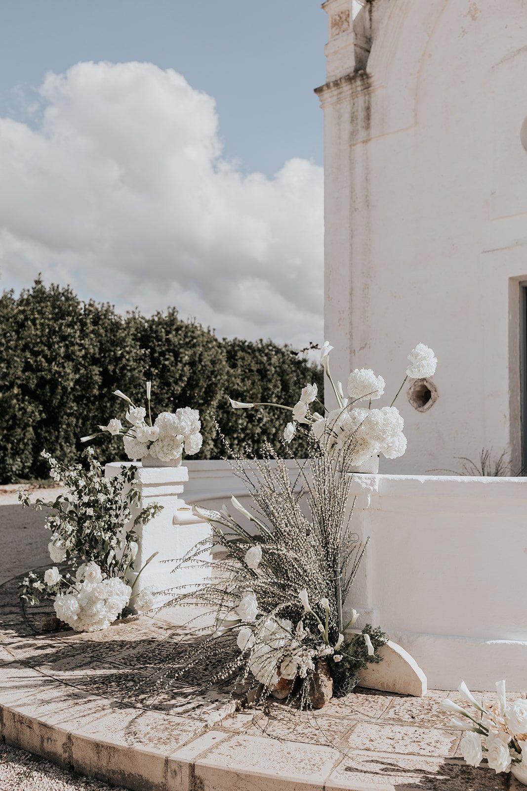 white flower arrangements for wedding ceremony