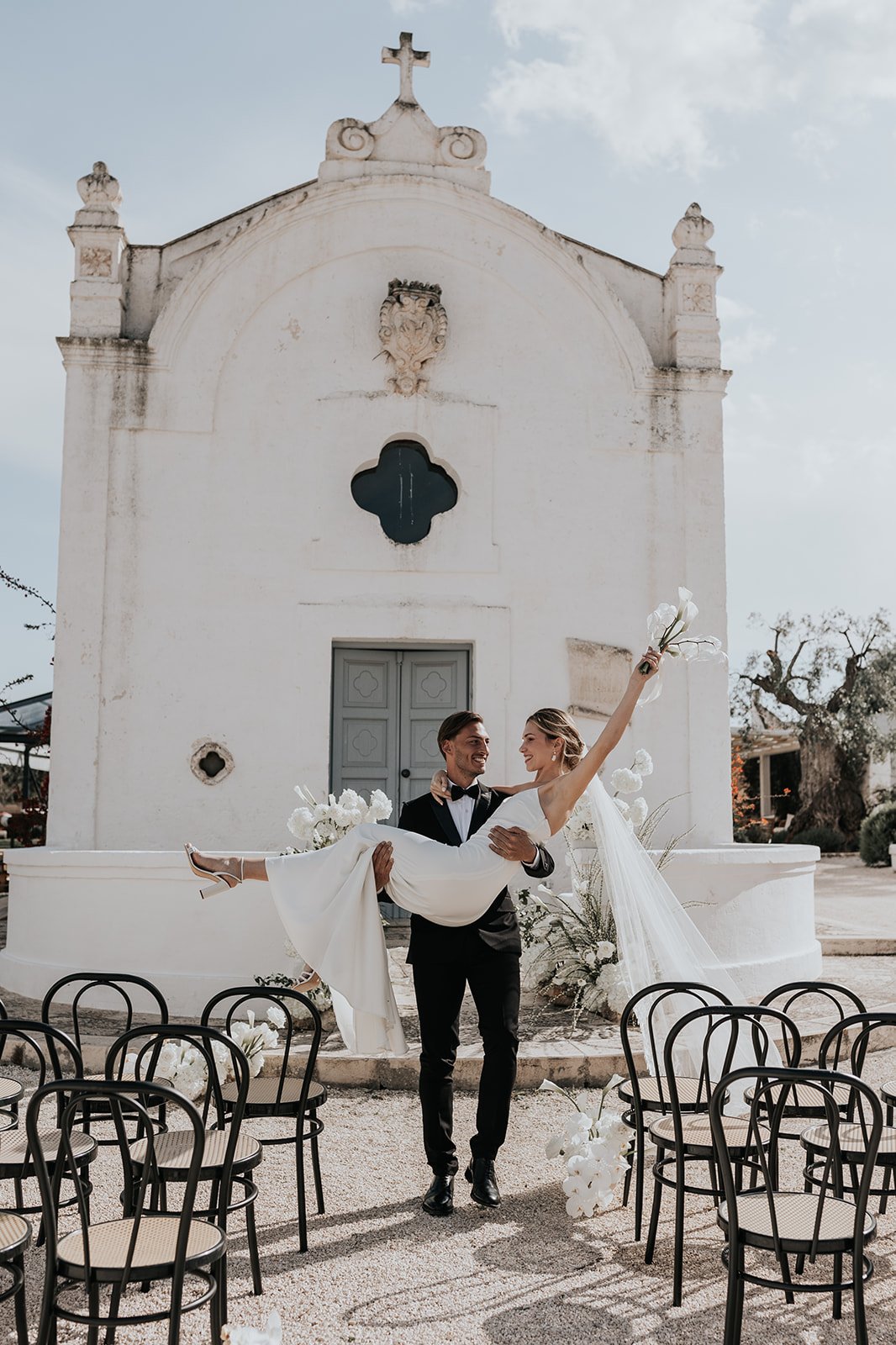 wedding at a charming chapel in italy