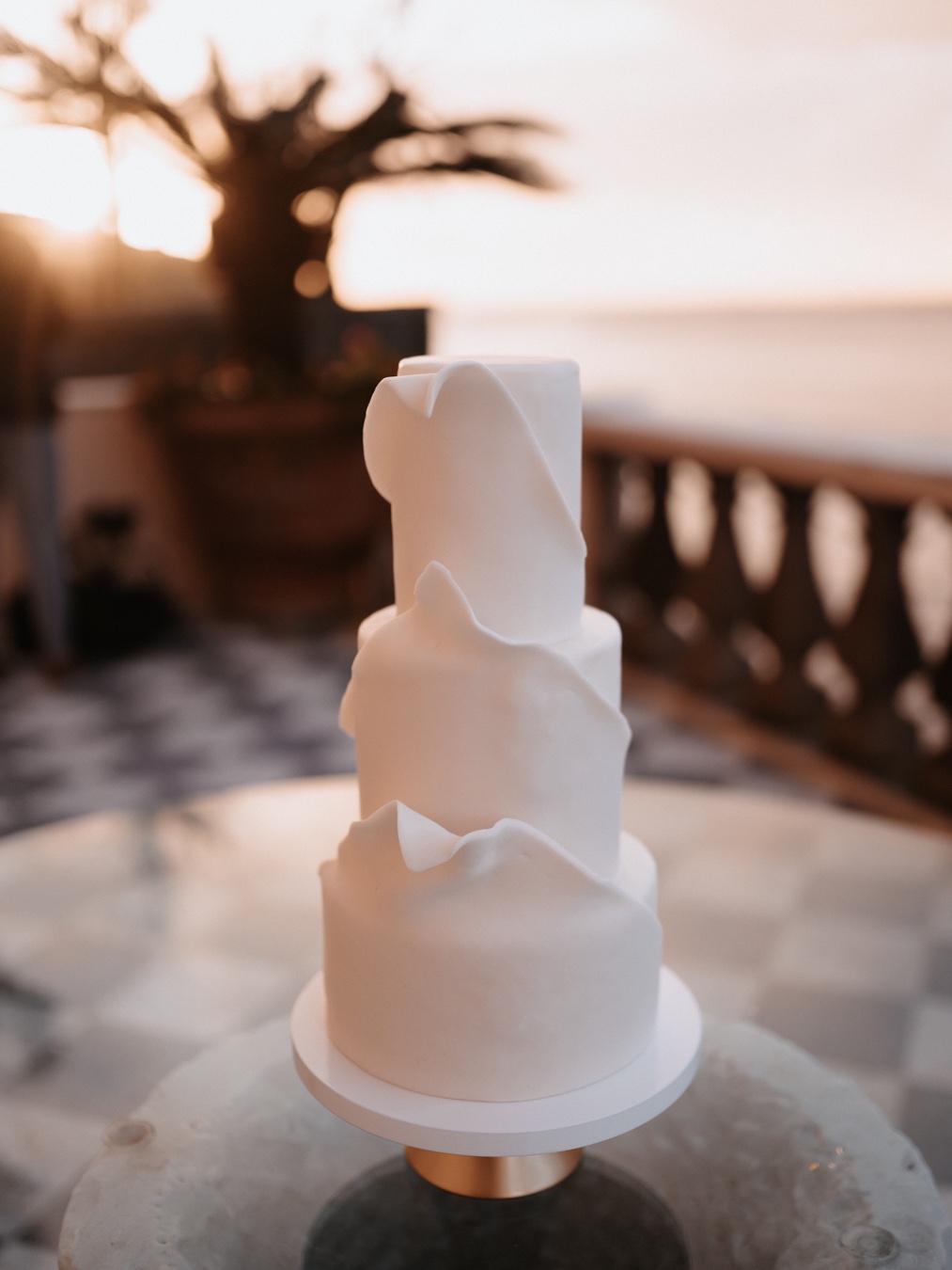 modern fondant wedding cake