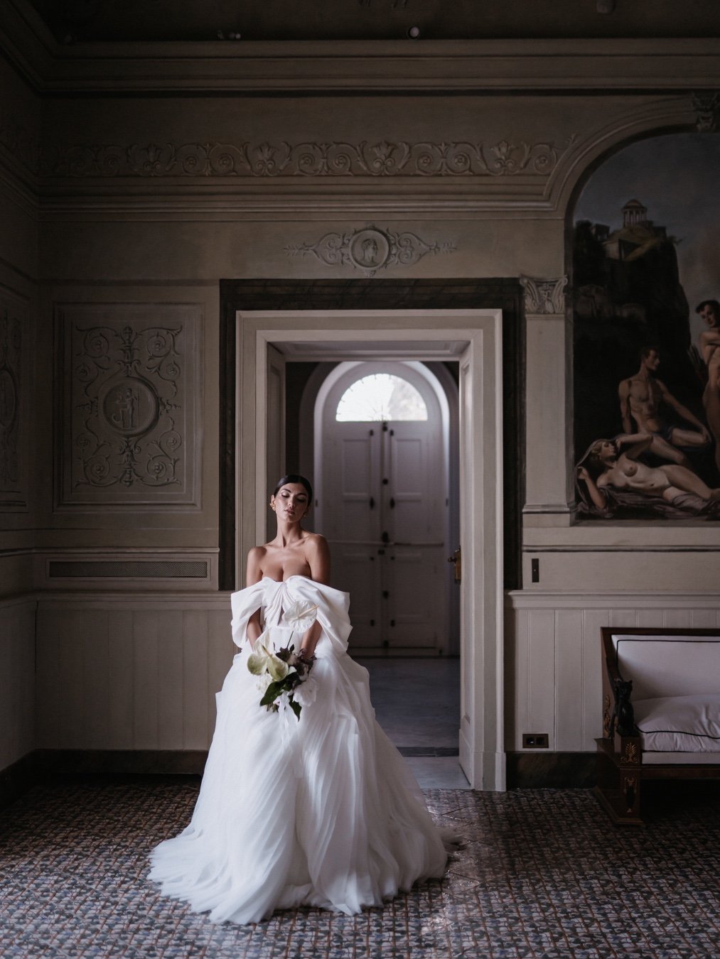 bride gets ready in villa in Sorrento 