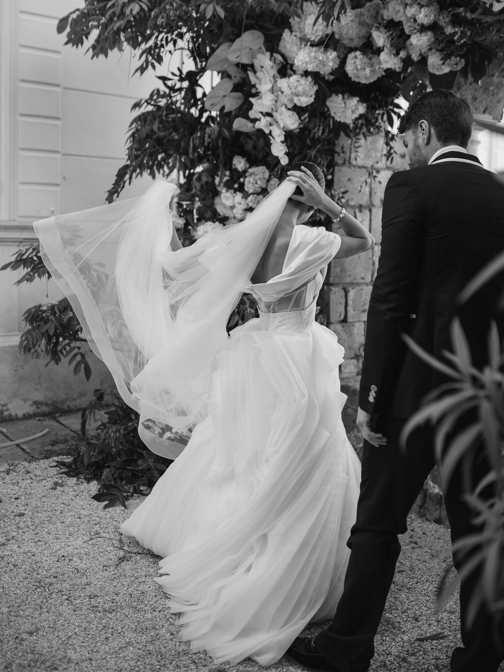 bride with modern gown and veil in sorrento