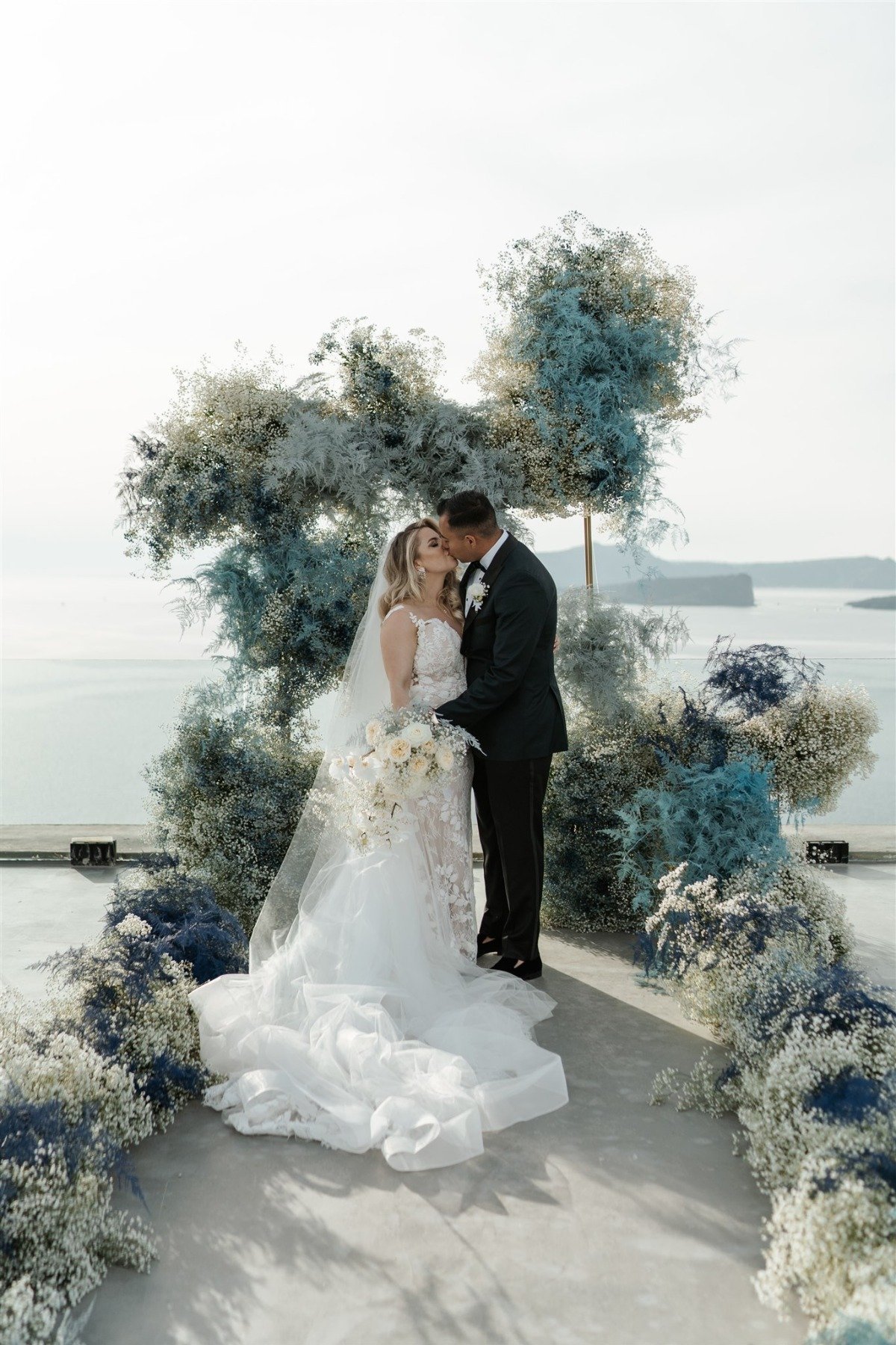 ombre blue and baby's breath wedding aisle