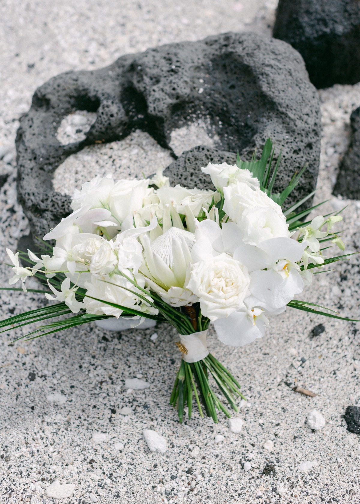 white wedding bouquet photo ideas on beach