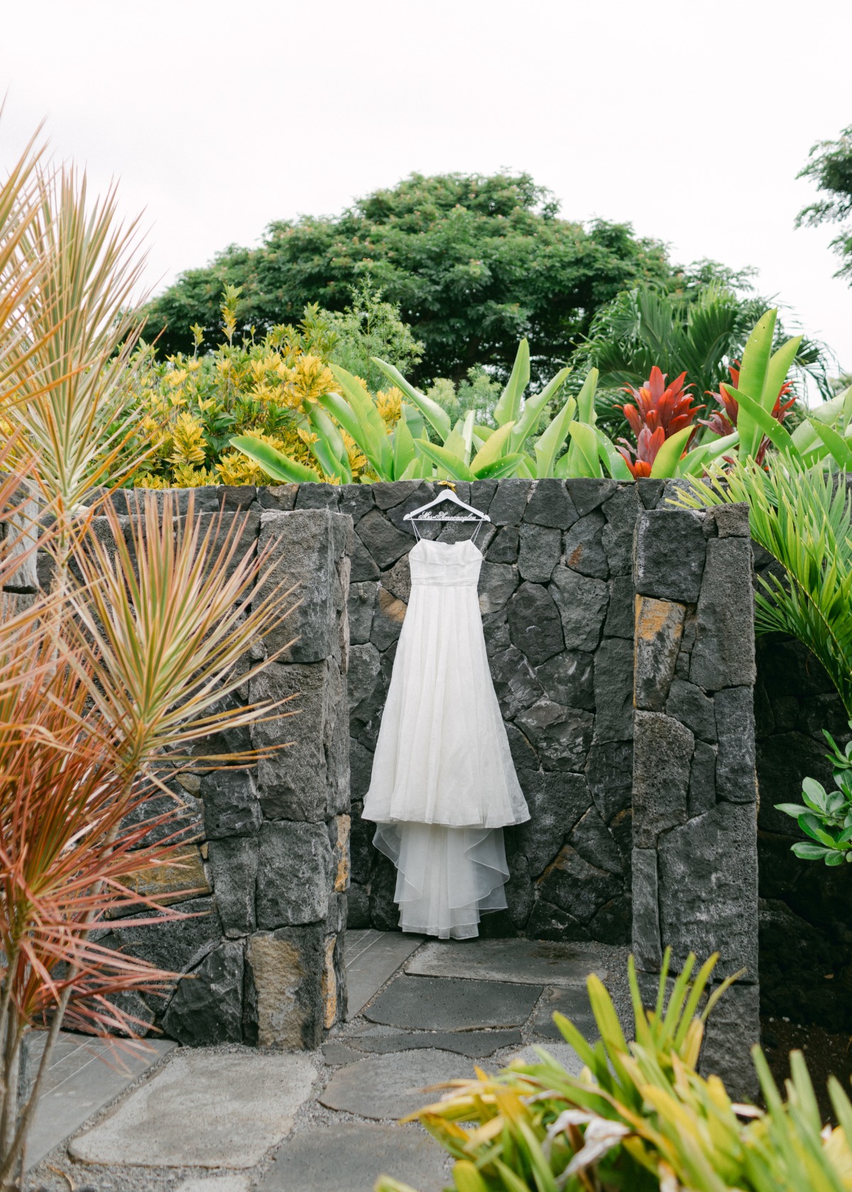 wedding dress photo ideas in hawaii