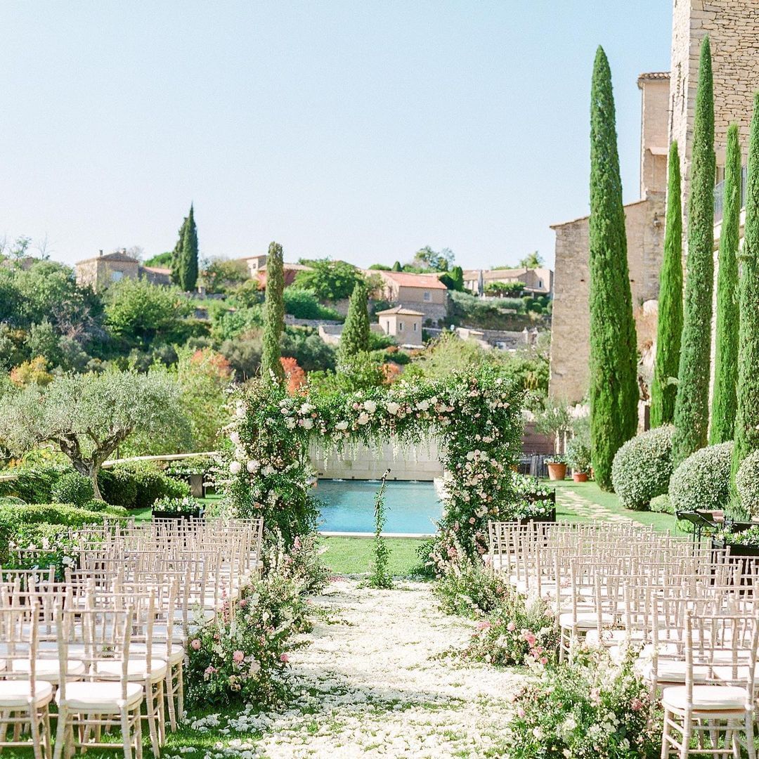 belounge wedding ceremony set up with chivari chairs