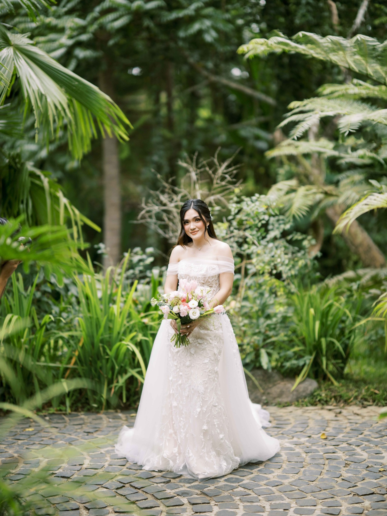 champagne and tulle lace wedding dress