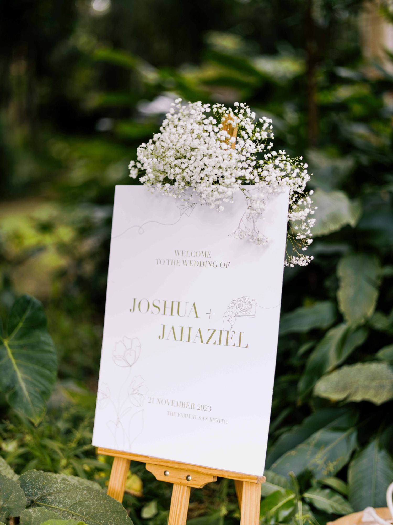 wedding sign with babys breath