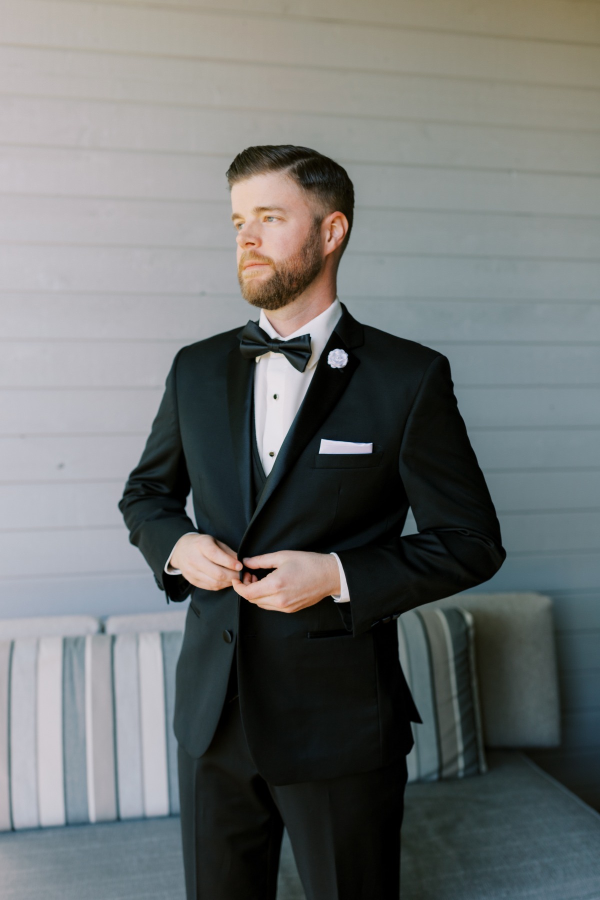 groom in black tuxedo