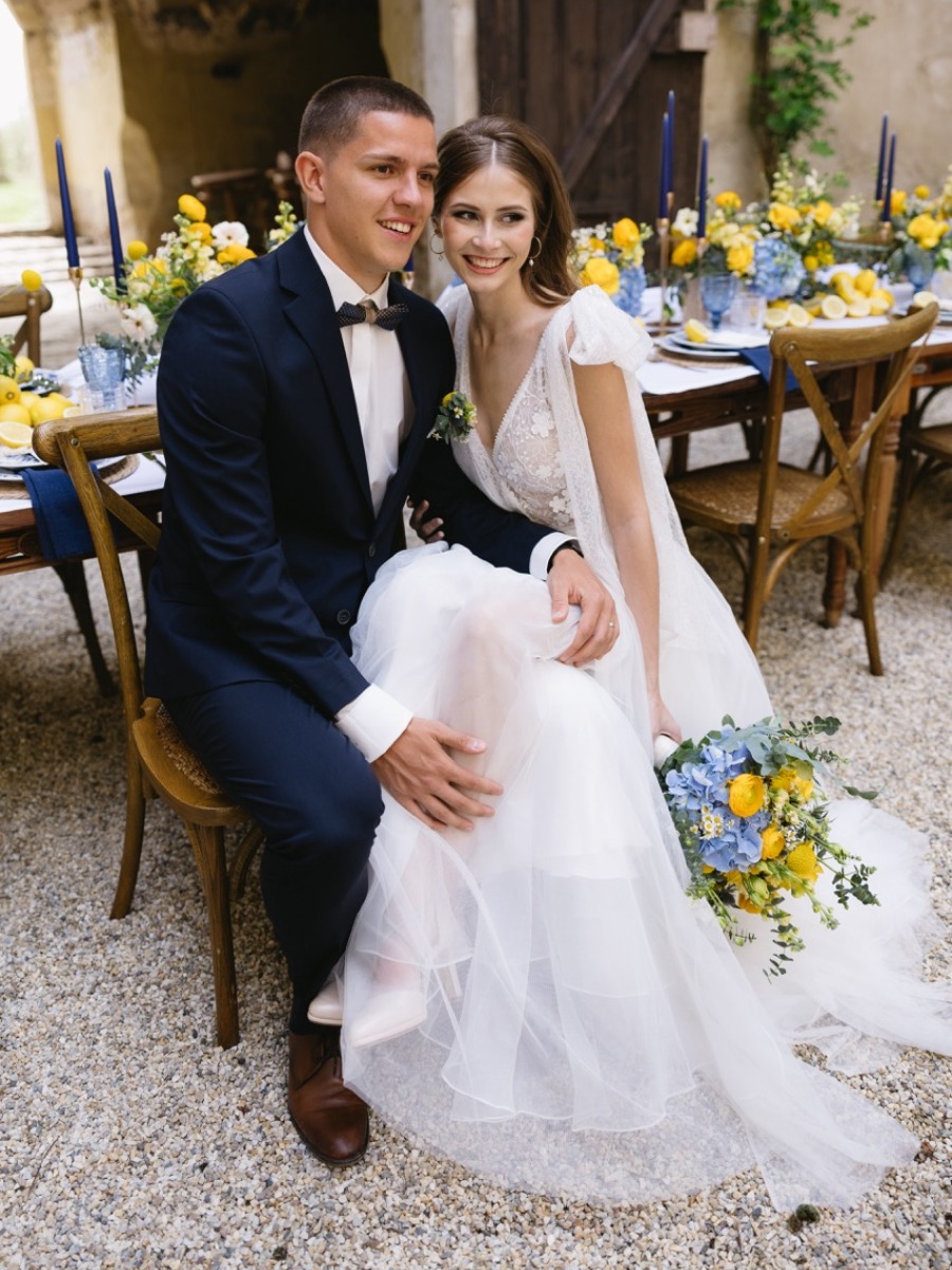 A striking sky blue and citrus yellow wedding in the heart of Austria