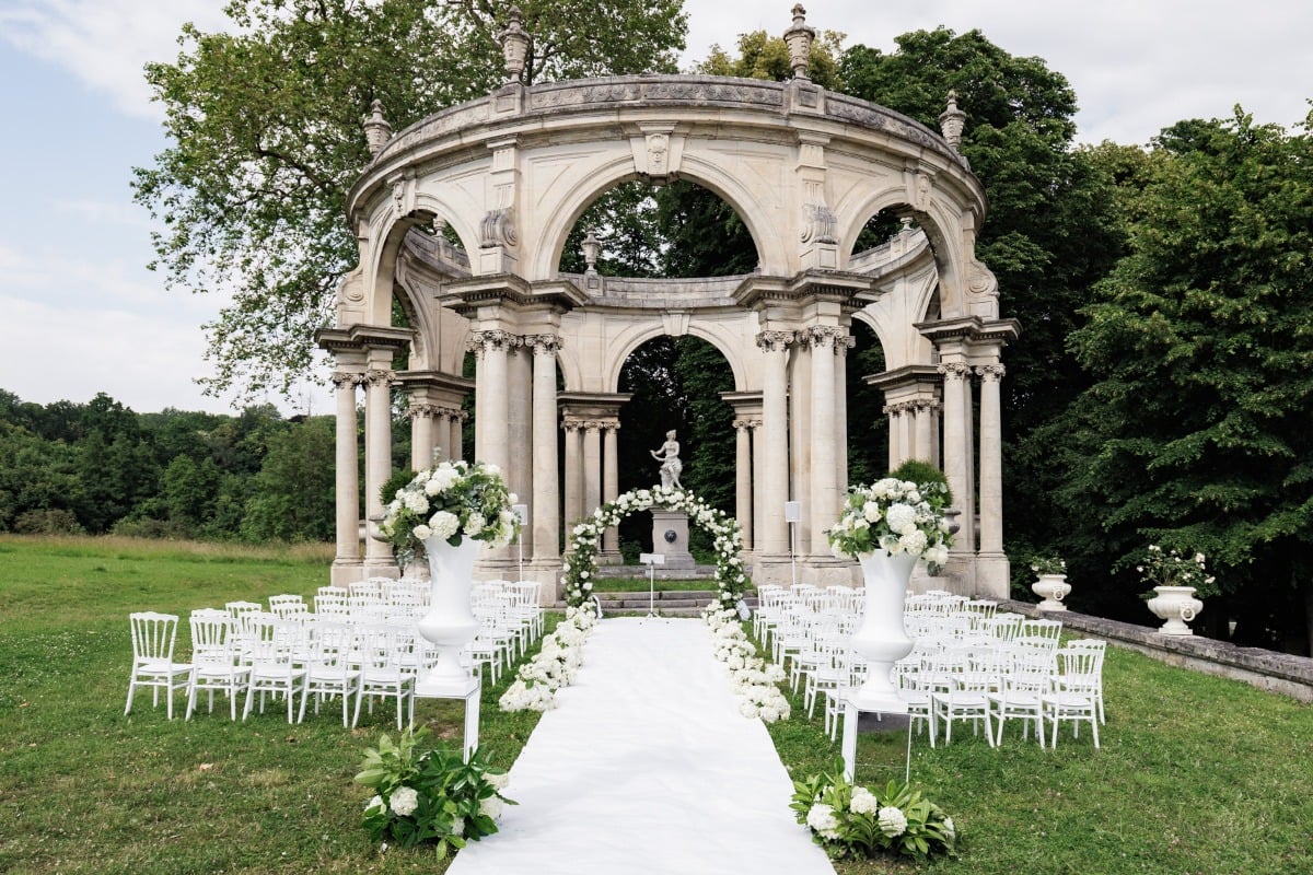 outdoor wedding in parisian garden