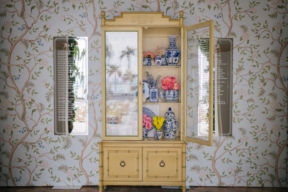 china cabinet custom escort display with blue and white china