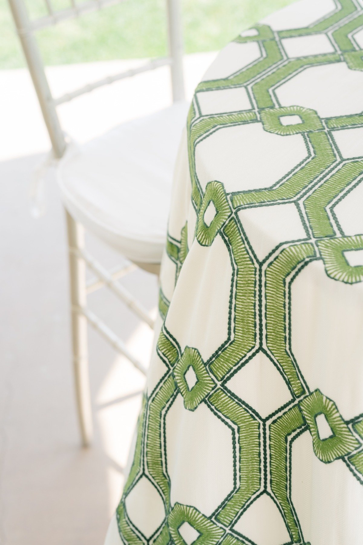 white and green tablecloths for wedding