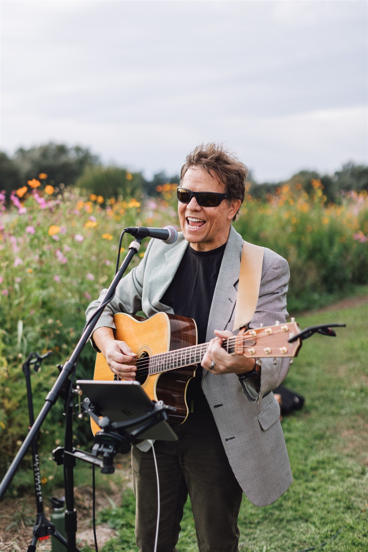 guitarist at wildflower wedding ceremony