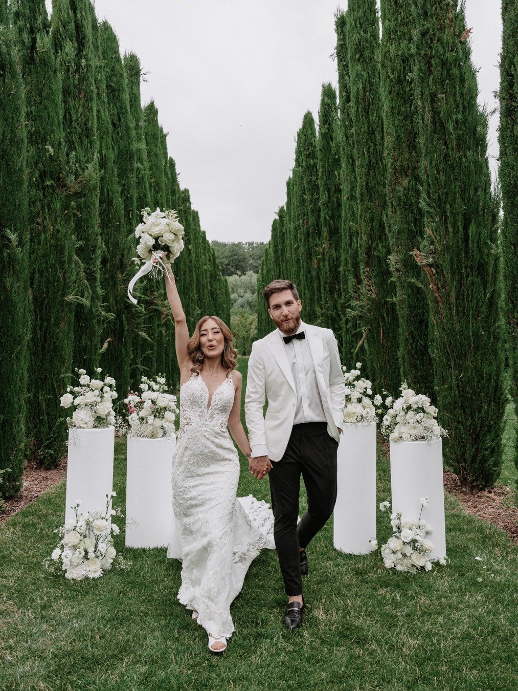 white wedding flowers on pillars