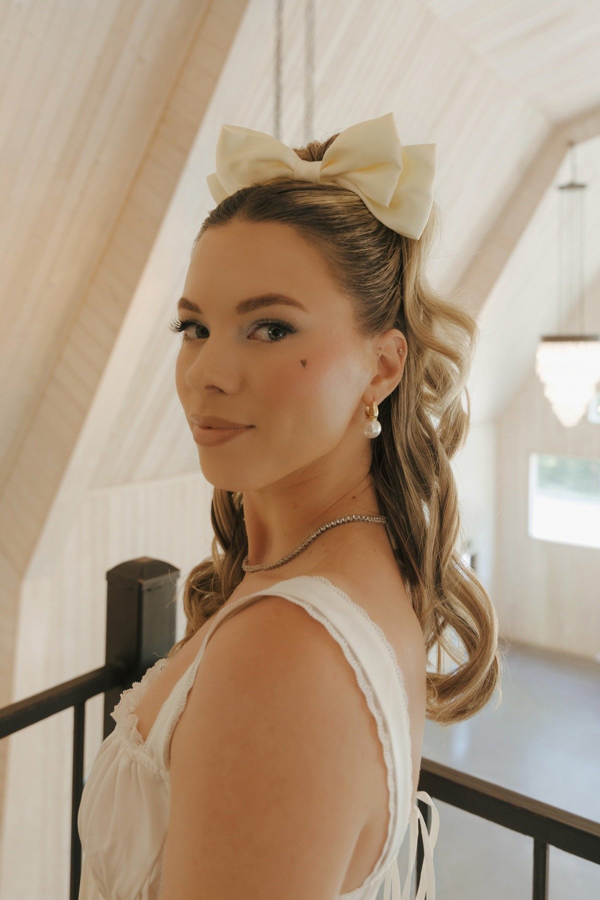 bride with half up half down hair with bow