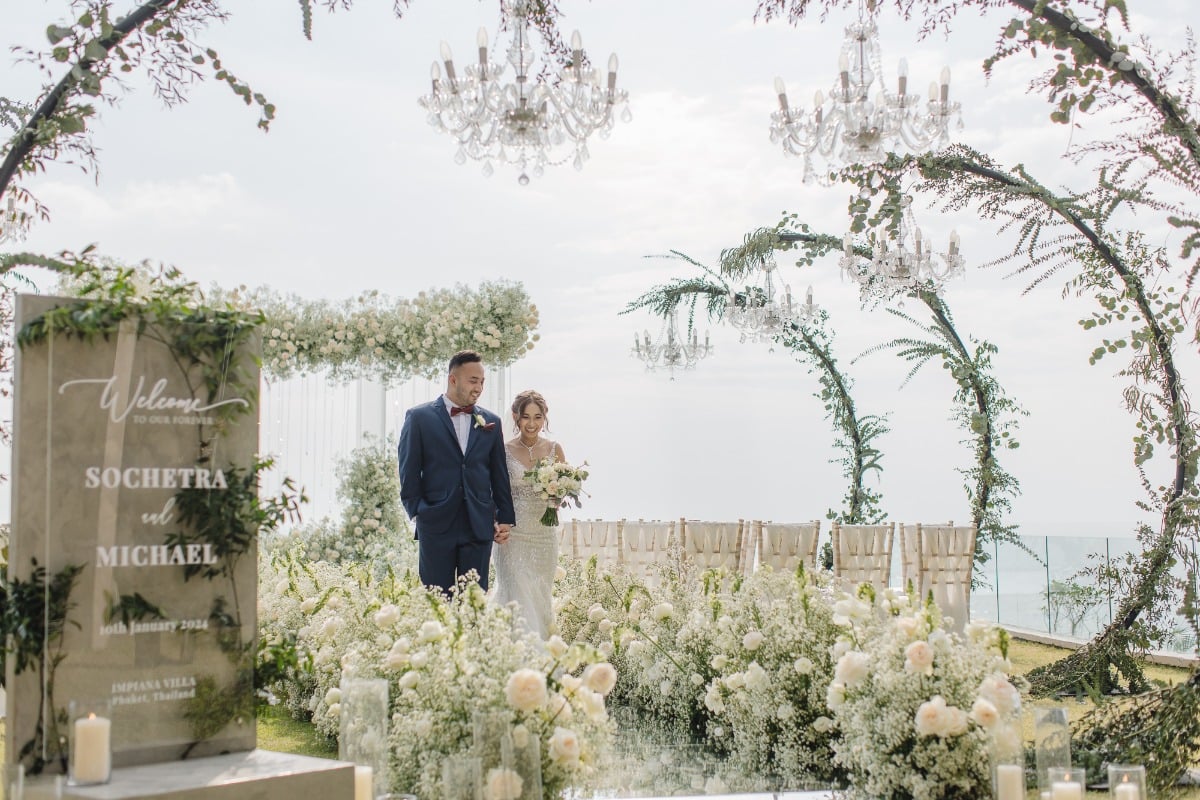 mirrored welcome wedding sign