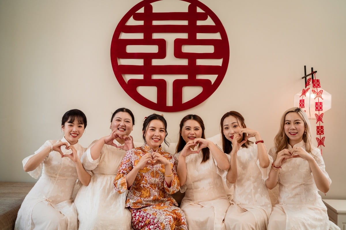 bride and bridesmaids at chinese tea ceremony