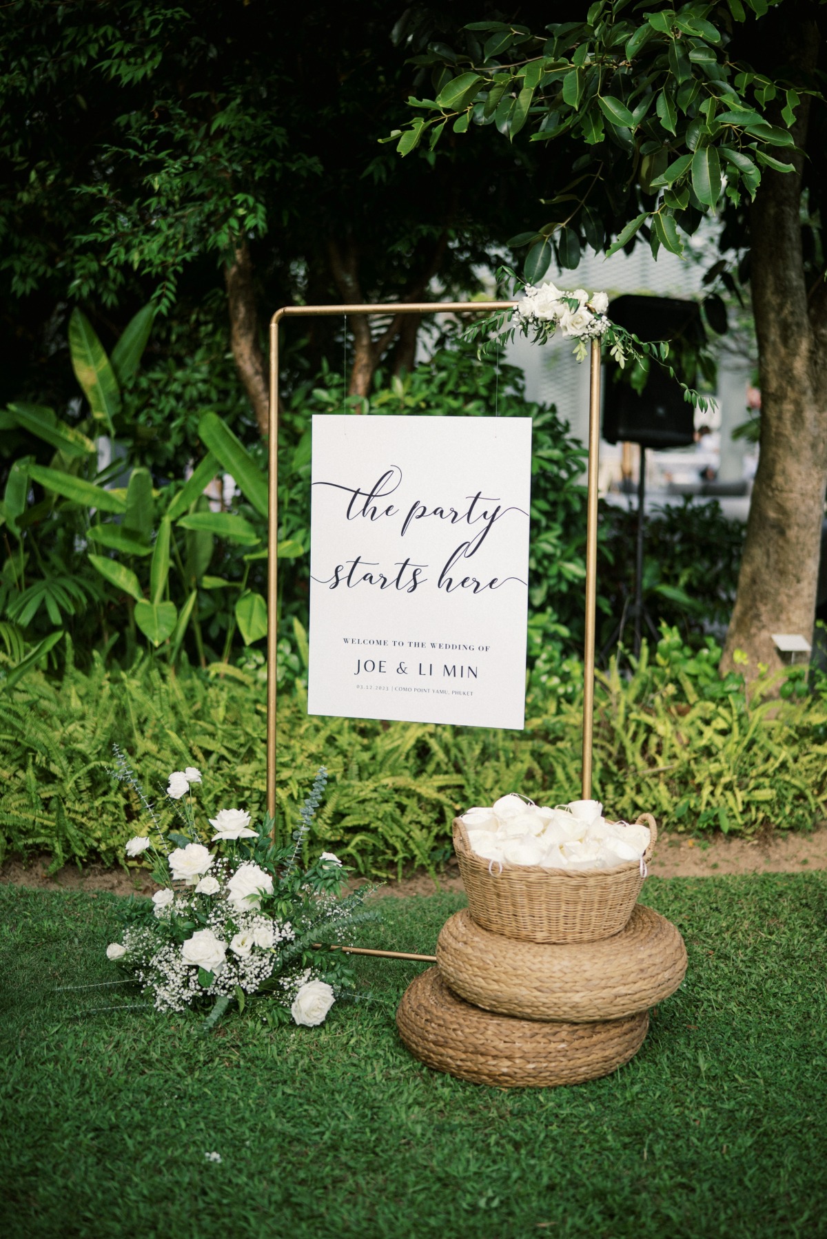 minimalist gold black and white wedding welcome sign