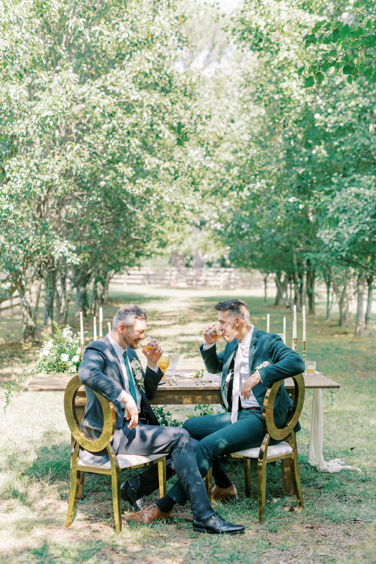 wooden sweetheart table with ivy