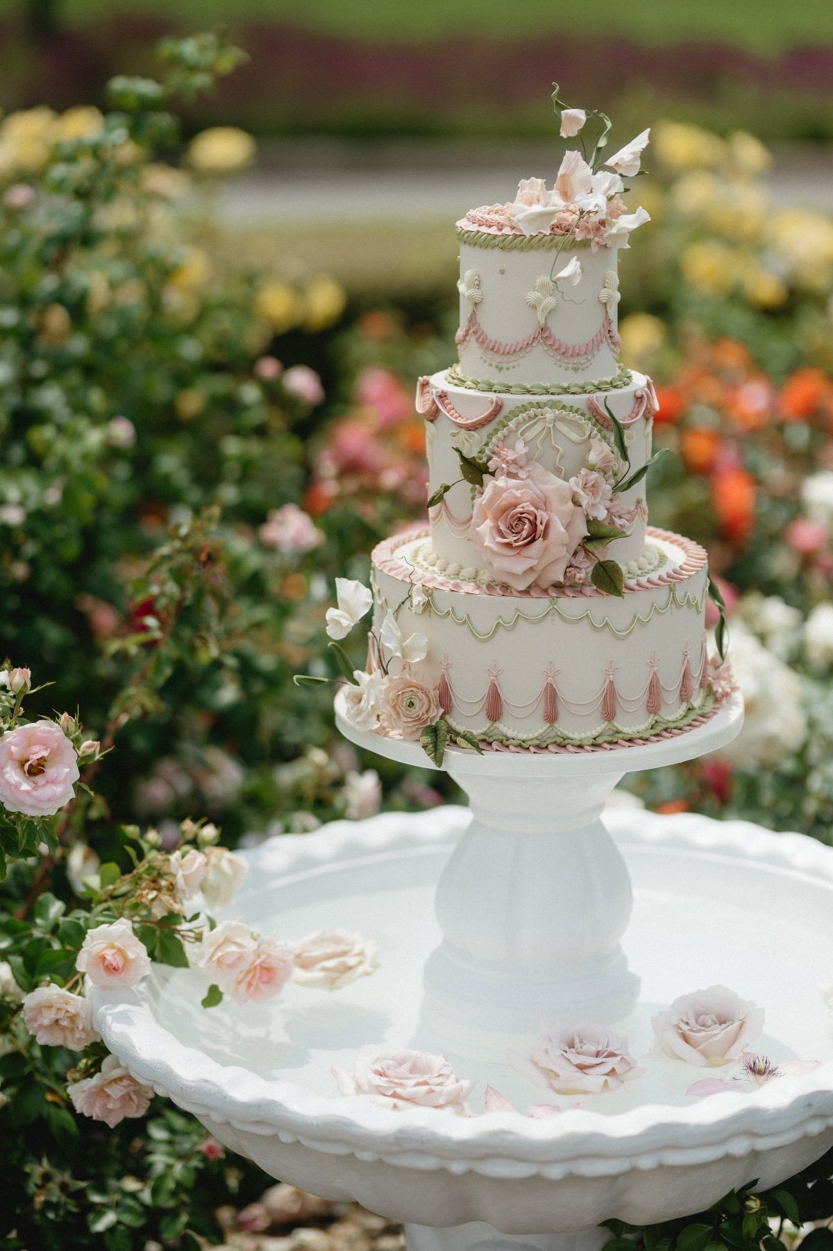 Bridgerton-inspired wedding cake