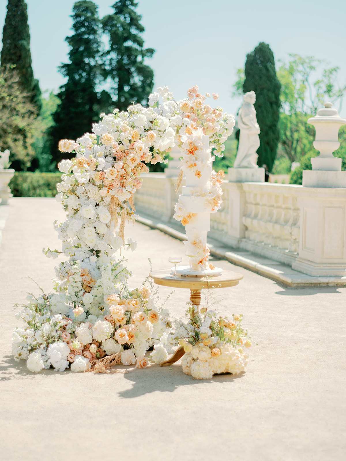 levitating wedding cake with peach flowers