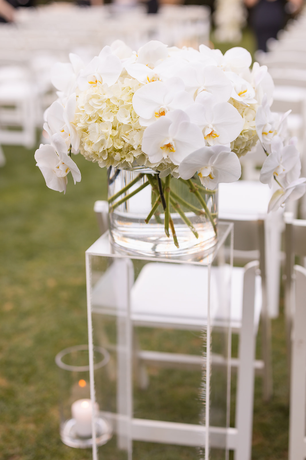 white wedding flowers for ceremony