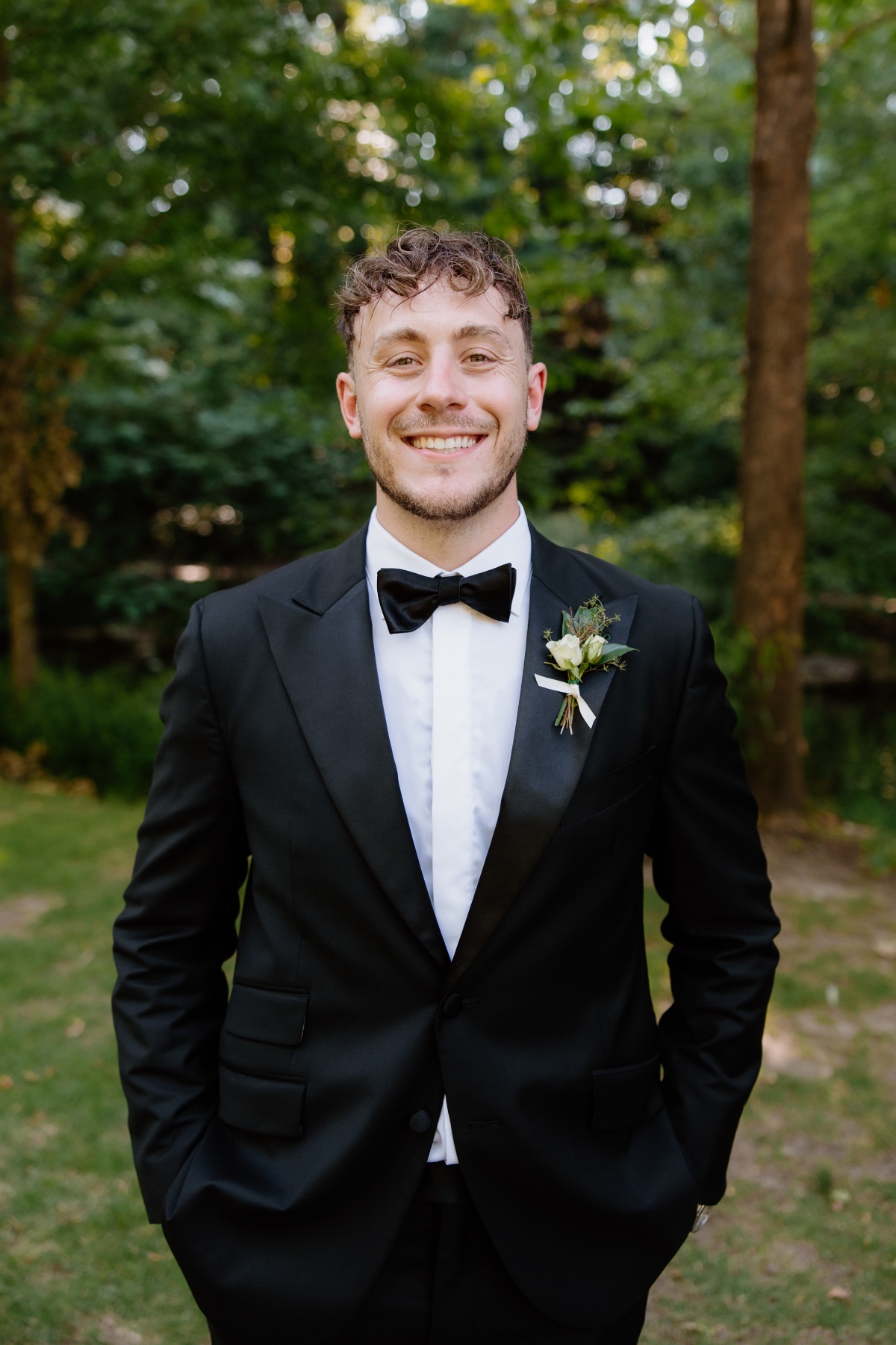 groom in black tuxedo